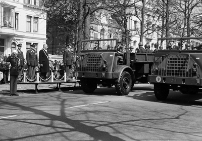 127320 Afbeelding van het defilé van de in Utrecht gelegerde militairen op de Maliebaan te Utrecht, in het kader van ...
